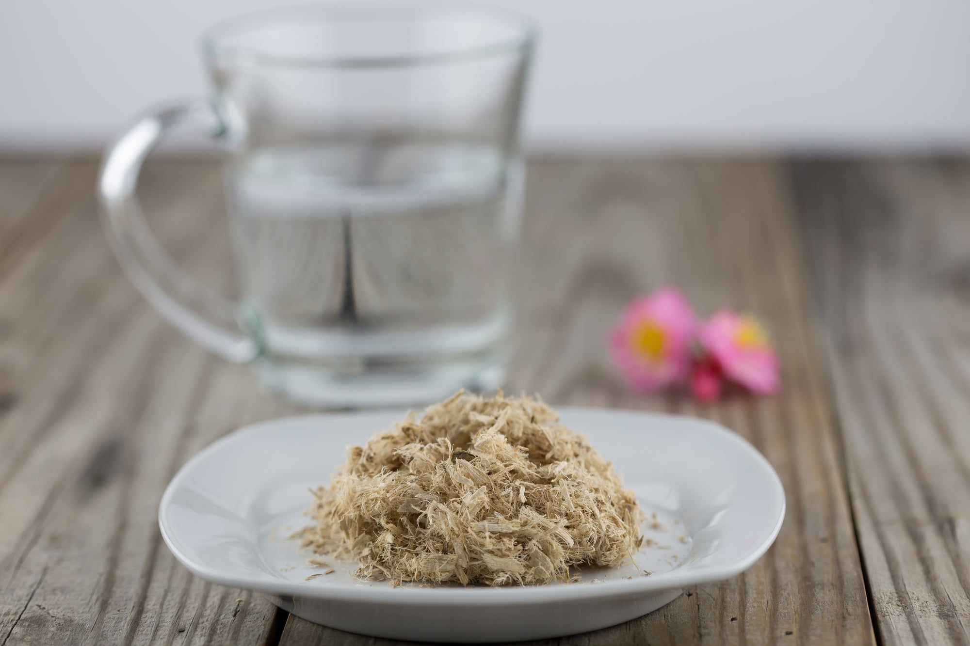 How does slippery elm improve gut health?